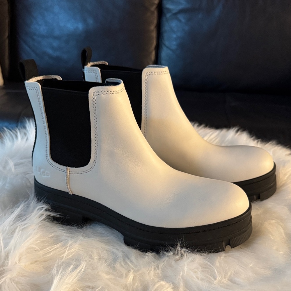 NWOT UGG Ashton Chelsea Ankle Boots Off White/Black size 10